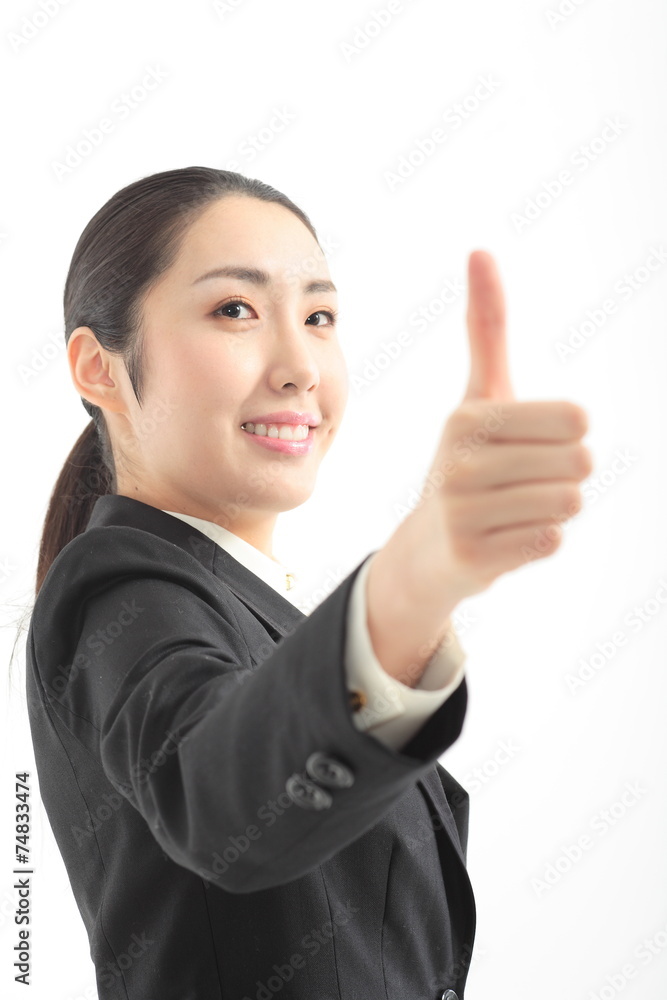 검은 정장을 입고 제스처를 취하는 비즈니스 여성 검은 정장을 입고 제스처를 취하는 비즈니스 여성
