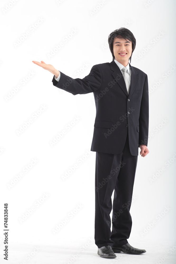 손으로 안내하며 보여주는 아시안 비즈니스맨