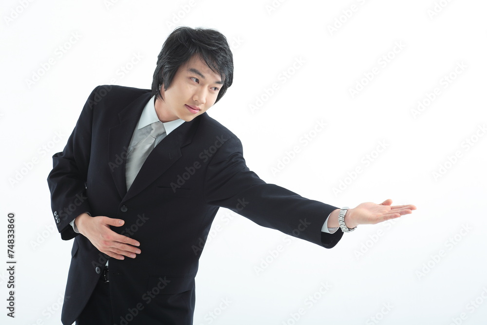 손으로 안내하며 보여주는 아시안 비즈니스맨