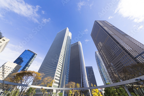 ［東京都市風景］澄み切った青空　新宿高層ビル群を見上げる ［超広角撮影］ © oka