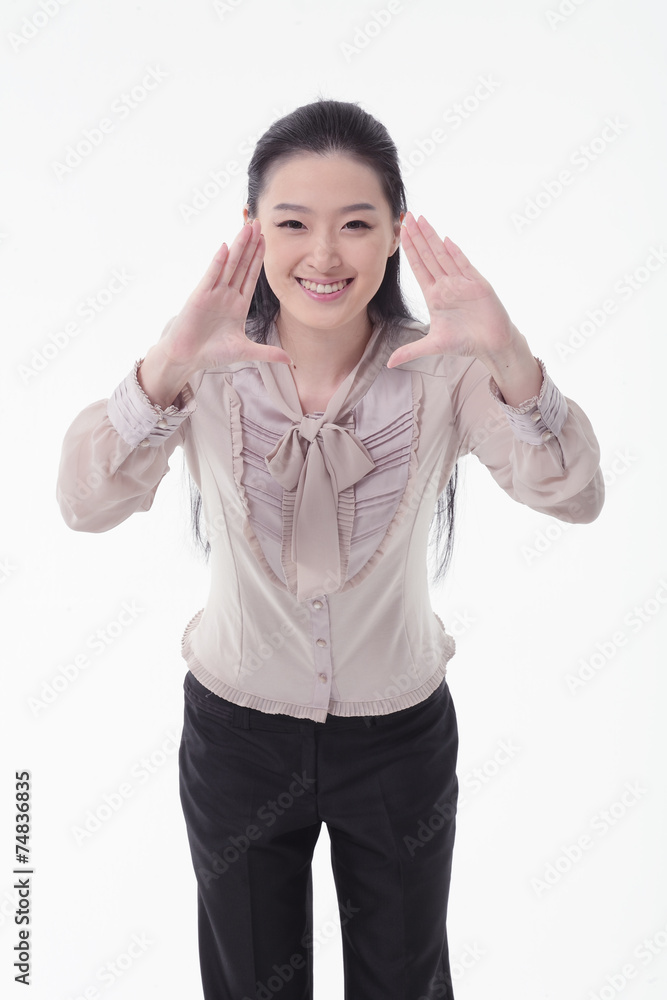 손을 입가에 모으고 소리치고 있는 여성 손을 입가에 모으고 소리치고 있는 여성