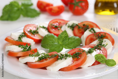 Caprese Salat mit Tomaten und Mozzarella Käse auf Teller