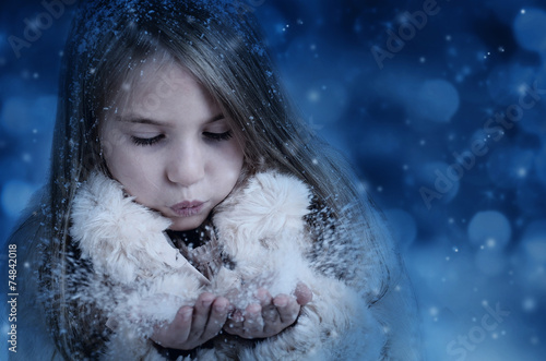 Tableau sur toile Mädchen im Winter