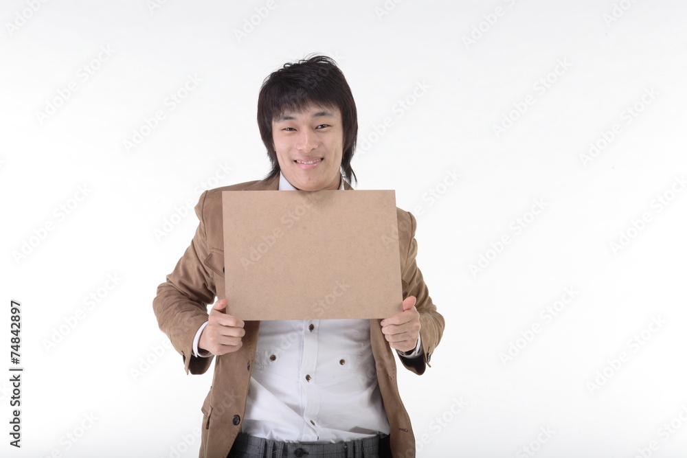 보드를 들고 안내하는 아시안 남성 보드를 들고 안내하는 아시안 남성