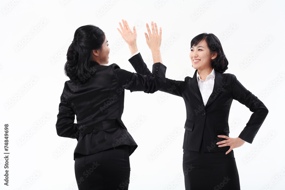 서서 제스처를 취하는 두 명의 아시안 비즈니스 여성