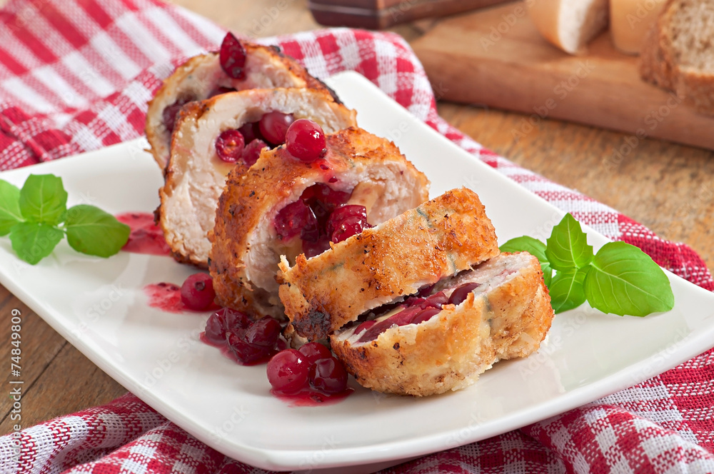 Chicken rolls with cranberries, cheese and honey Chicken rolls with cranberries, cheese and honey