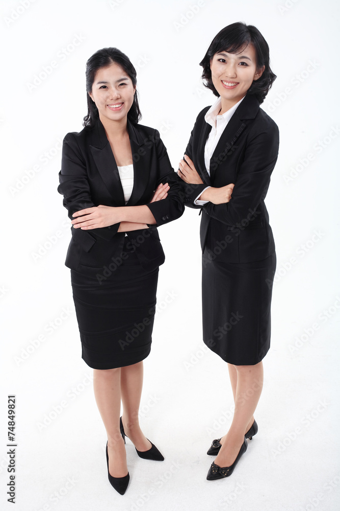 서서 제스처를 취하는 두 명의 아시안 비즈니스 여성 서서 제스처를 취하는 두 명의 아시안 비즈니스 여성