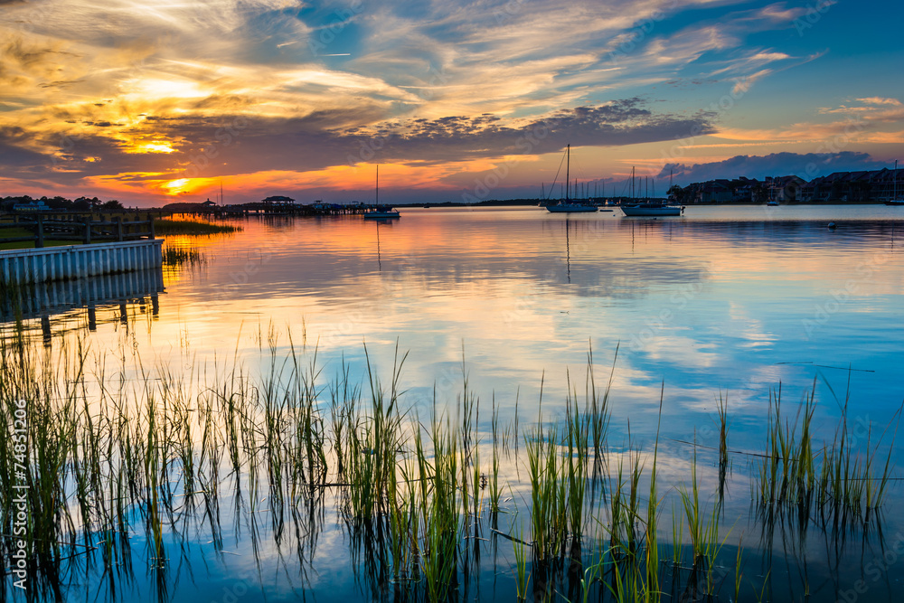Naklejka premium Zachód słońca nad rzeką Folly w Folly Beach w Karolinie Południowej.