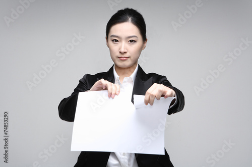 서서 제스처를 취하는 아시안 비즈니스 우먼
