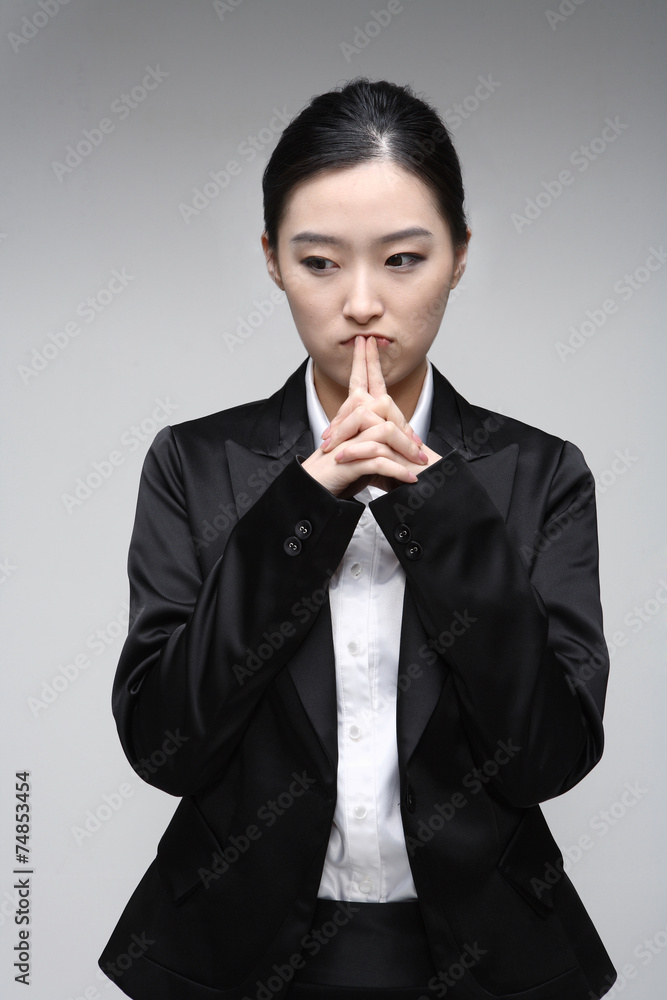 서서 제스처를 취하는 아시안 비즈니스 우먼