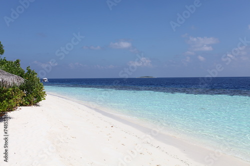 Fototapeta Naklejka Na Ścianę i Meble -  Malediven Weißer Sandstrand und türkisfarbenes Meer