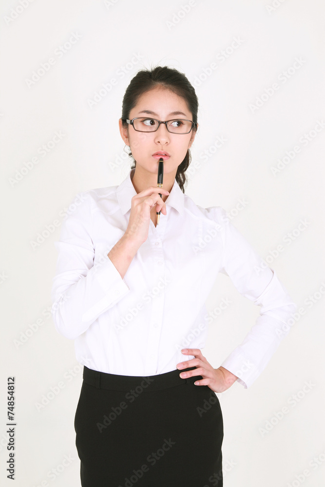 서서 제스처를 취하는 아시안 비즈니스 우먼