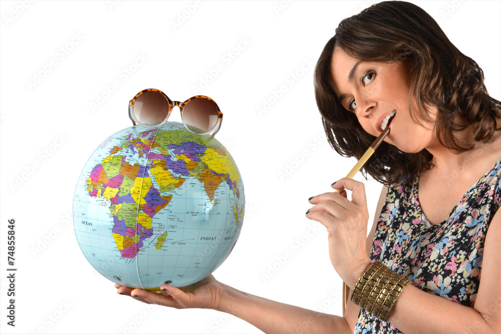 Fototapeta premium donna con mappamondo che ci guarda