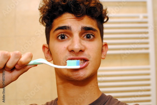 ragazzo con spazzolino da denti photo