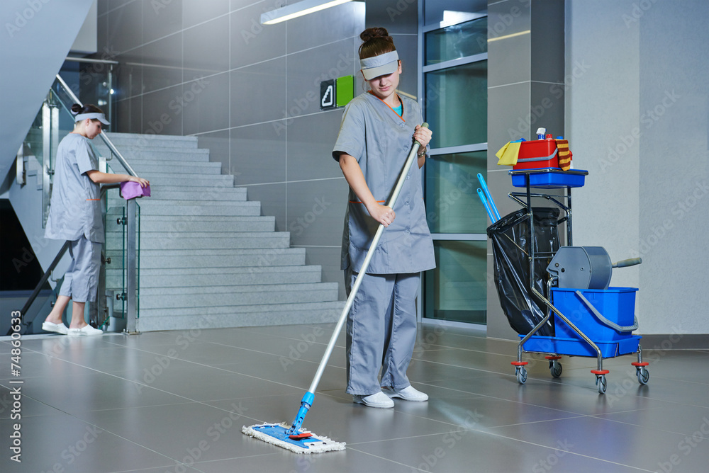 worker cleaning floor with machine - obrazy, fototapety, plakaty 