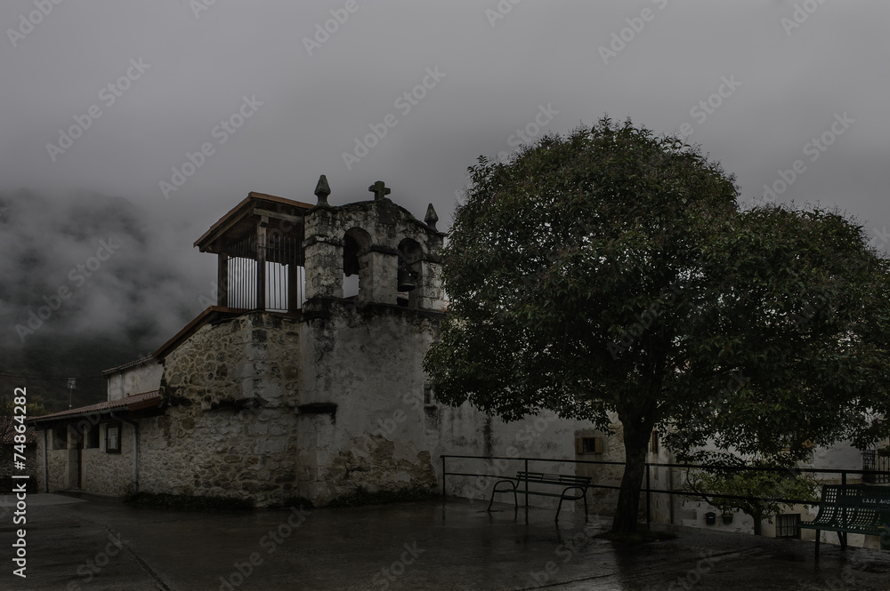 Iglesia bajo la lluvia Iglesia bajo la lluvia