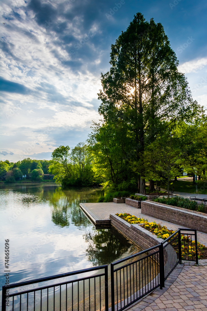 Obraz premium Waterfront Promenade at Wilde Lake in Columbia, Maryland.