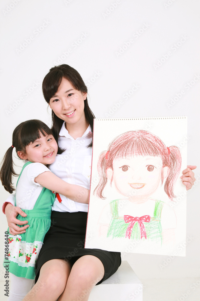 흰 배경에서 놀고 있는 아시안 어린이와 부모님 흰 배경에서 놀고 있는 아시안 어린이와 부모님