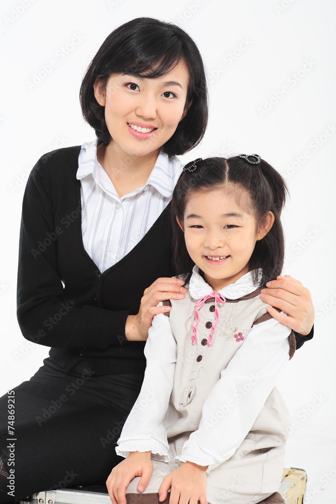 흰 배경에서 웃고 있는 아시안 소녀와 여성