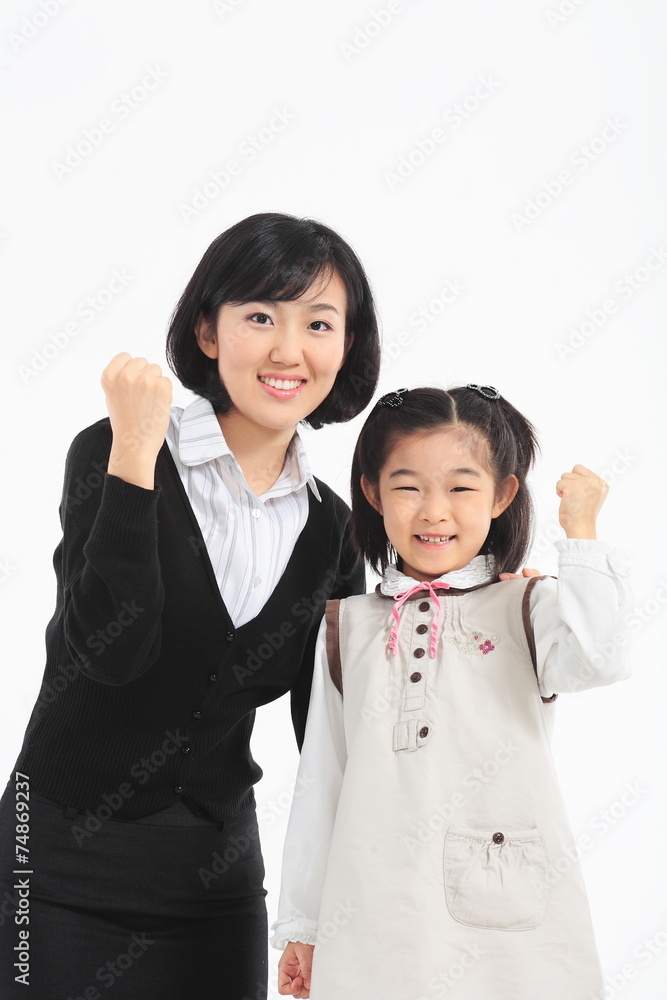 흰 배경에서 웃고 있는 아시안 소녀와 여성
