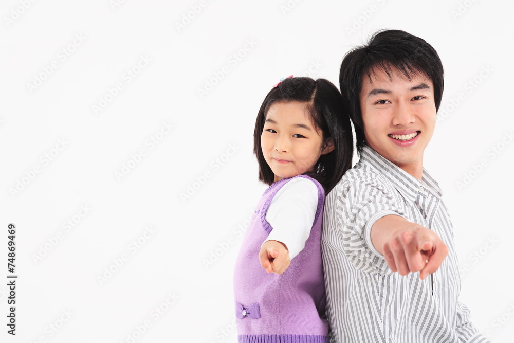 흰배경앞에서 웃고 있는 아시안 소녀와 남성 흰배경앞에서 웃고 있는 아시안 소녀와 남성
