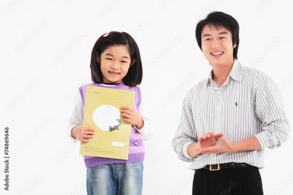 흰배경앞에서 웃고 있는 아시안 소녀와 남성