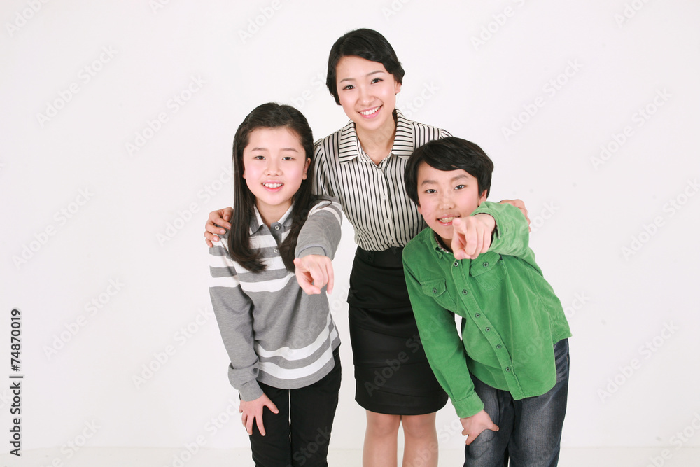 서서 웃고 있는 아시안 여성,소년과 소녀 서서 웃고 있는 아시안 여성,소년과 소녀