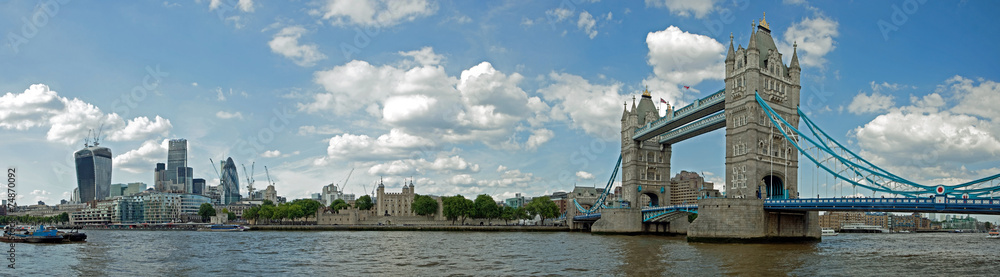 Obraz premium Tower Bridge on River Thames and tower of London, UK