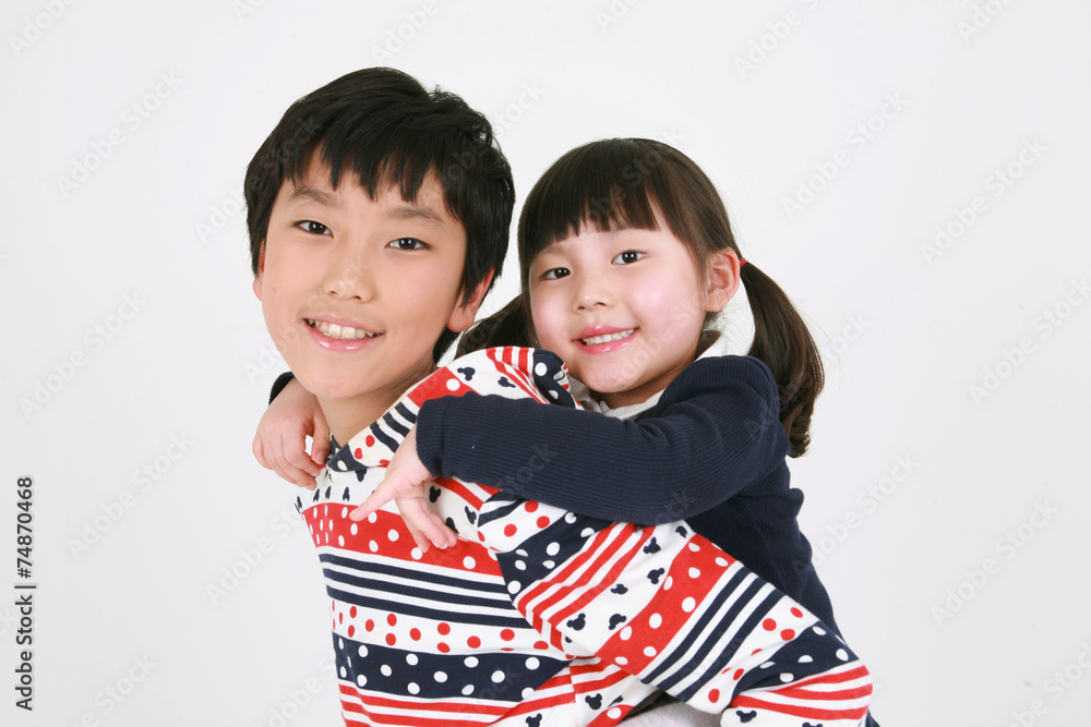 여동생을 엎고 있는 남자아이