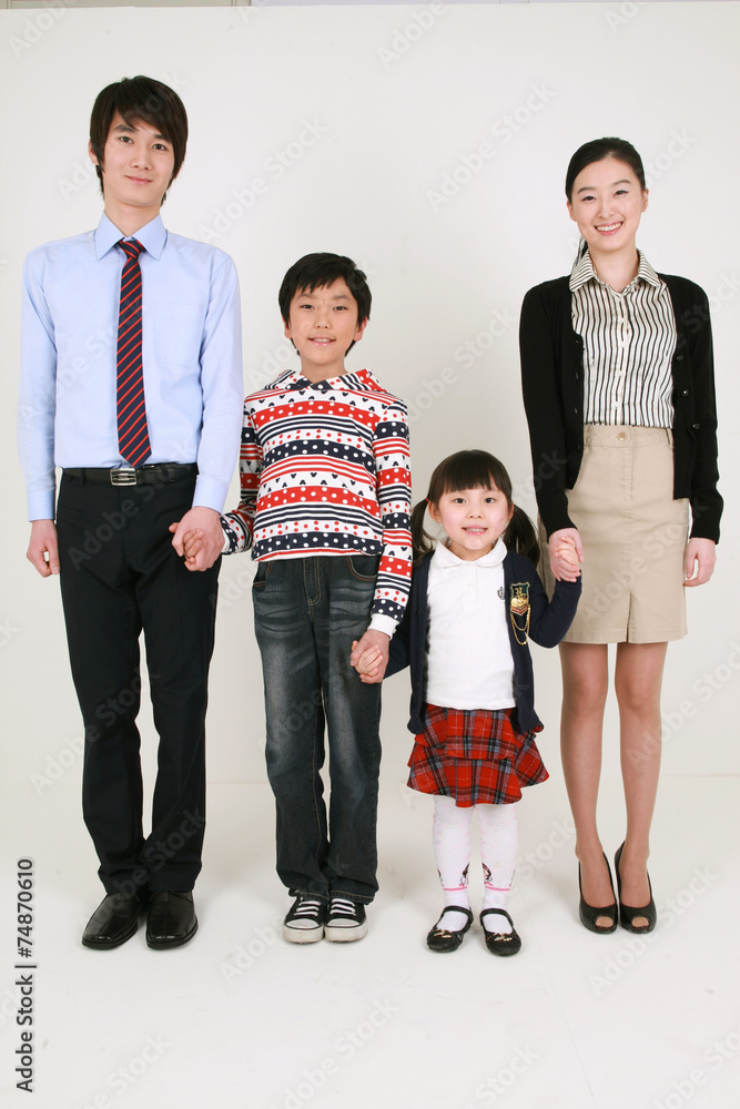 손을 잡고 있는 두 어린이와 두 선생님