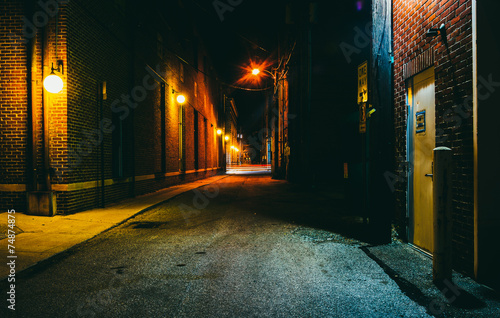 Fotografie Dark alley at night in Hanover, Pennsylvania.