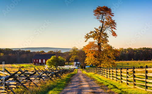 Fotografía Dirt road to a farm and autumn colors in Gettysburg, Pennsylvani