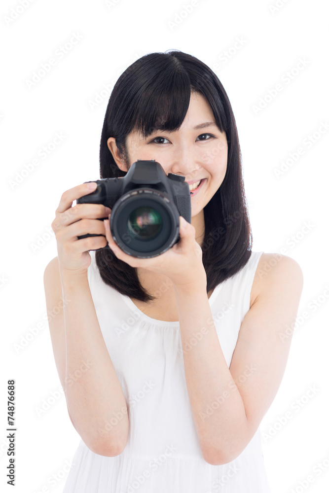 カメラを構える女性