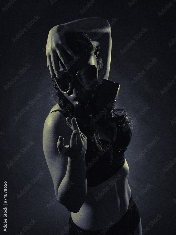 Naklejka premium Woman and gas mask