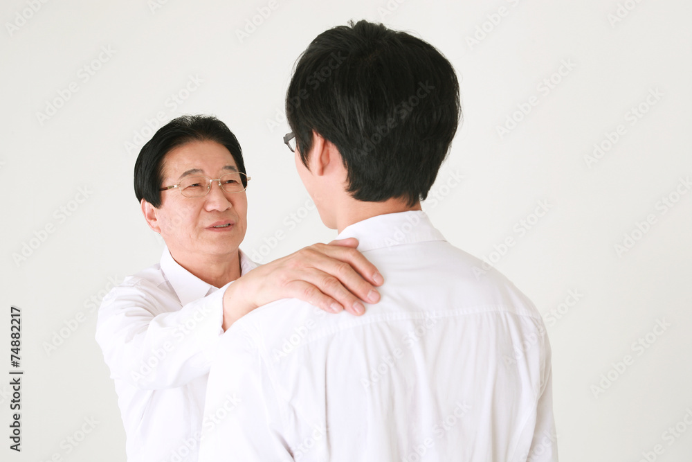 캐주얼 복장의 3대 가족 캐주얼 복장의 3대 가족