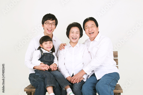 캐주얼 복장의 3대 가족