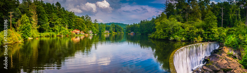 Fototapeta Naklejka Na Ścianę i Meble -  Lake Sequoyah and a dam in Highlands, North Carolina.