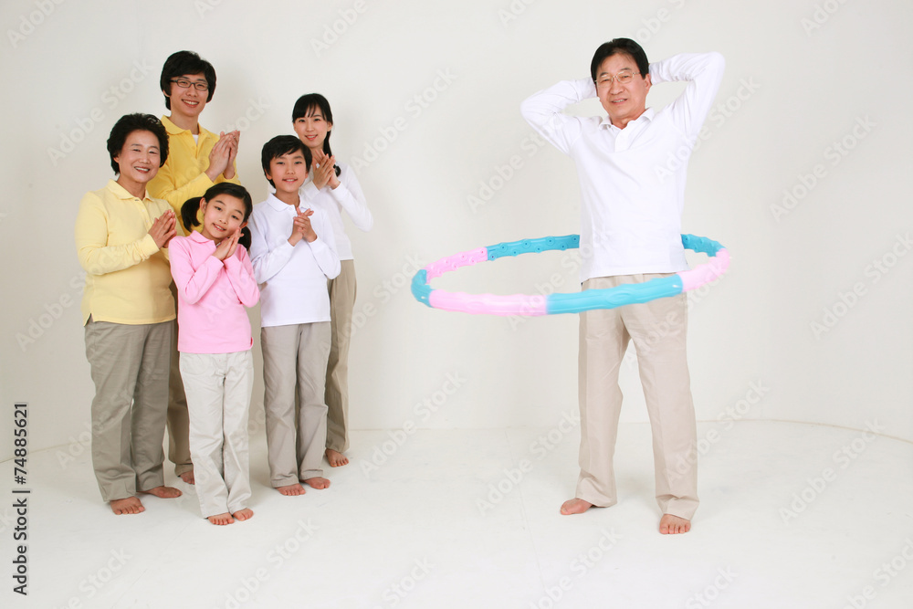 캐주얼 복장의 대가족 캐주얼 복장의 대가족