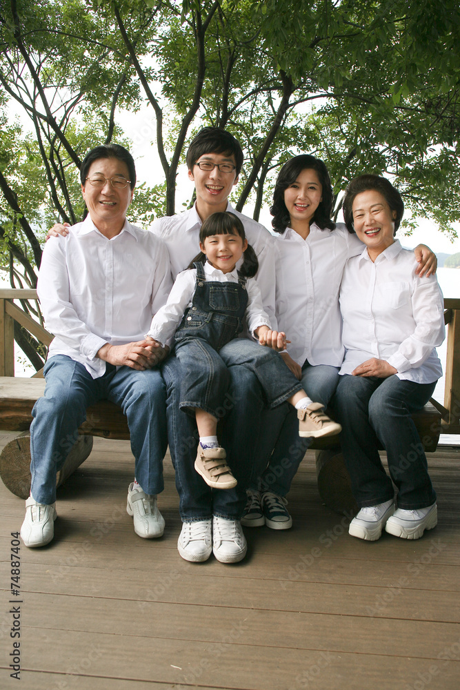 Fototapeta premium 공원에서 행복한 대가족