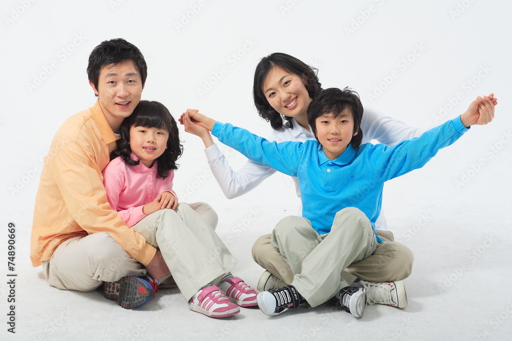 남자아이와 여자아이 함께 있는 부부 남자아이와 여자아이 함께 있는 부부