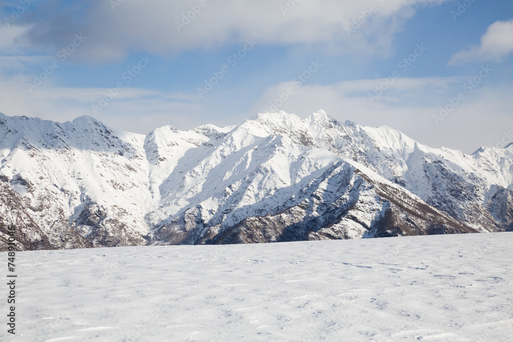 Obraz premium snowy mountains with clouds