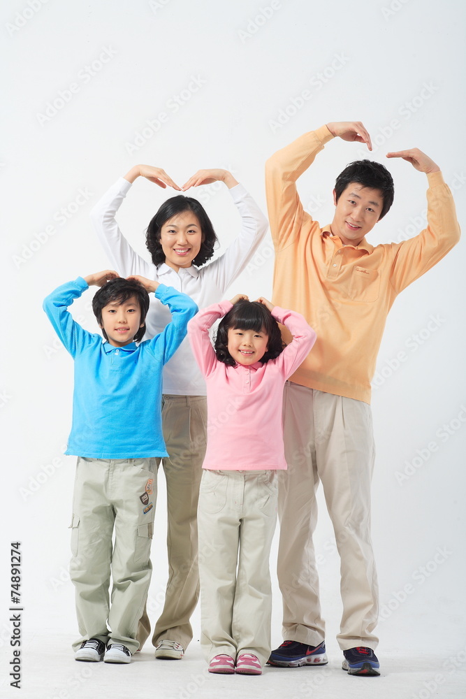 남자아이와 여자아이 함께 있는 부부