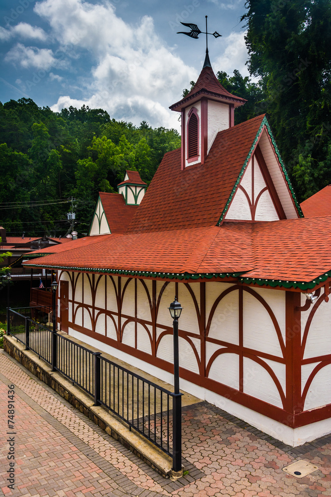 Obraz premium Red-roofed building in Helen, Georgia.