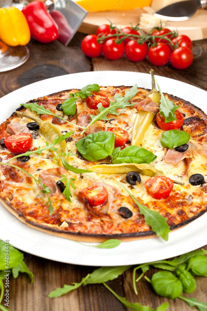 Leckere Pizza auf dem tisch Leckere Pizza auf dem tisch