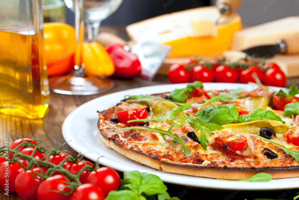 Leckere Pizza auf dem tisch Leckere Pizza auf dem tisch