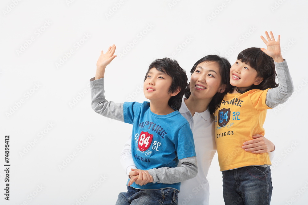 남자아이와 여자아이가 함께 있는 부부 남자아이와 여자아이가 함께 있는 부부