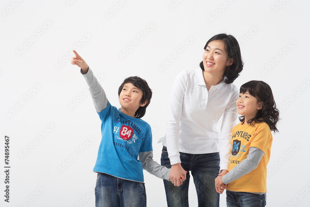 남자아이와 여자아이가 함께 있는 부부 남자아이와 여자아이가 함께 있는 부부