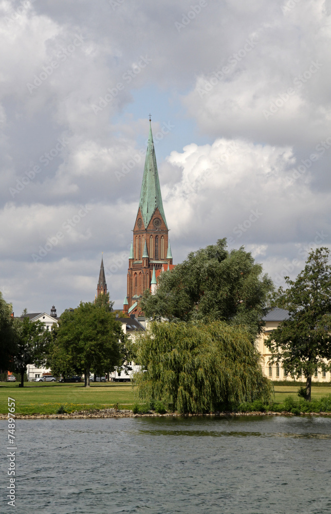 Naklejka premium Blick vom See zum Schweriner Dom