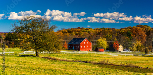 Papier peint Tree and barn on the battlefield at Gettysburg, Pennsylvania.