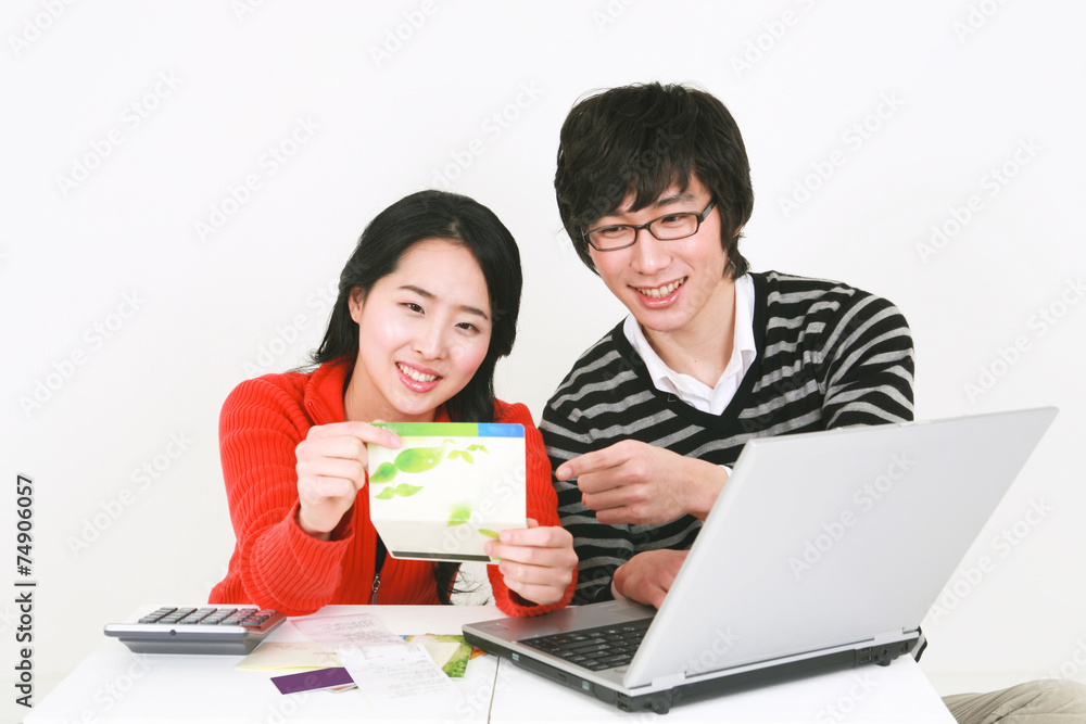 스튜디오 안에서 젊은 커플 스튜디오 안에서 젊은 커플